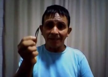 Com bisturi cirurgico na mão, o tuxaua Cassiano Yanomi Liderança, é pai da vítima que teria falecido com o instrumento no intestino