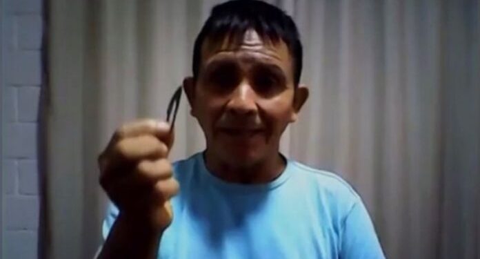 Com bisturi cirurgico na mão, o tuxaua Cassiano Yanomi Liderança, é pai da vítima que teria falecido com o instrumento no intestino