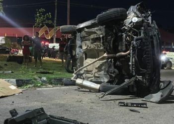 O carro capotou várias vezes nessa madrugada. Foto: Reprodução
