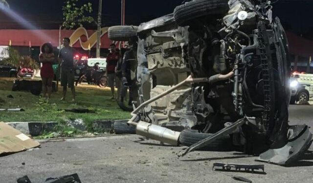 O carro capotou várias vezes nessa madrugada. Foto: Reprodução