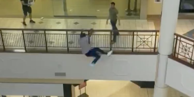 O homem caiu de lado, depois tentou correr e não conseguiu. Foto: Reprodução