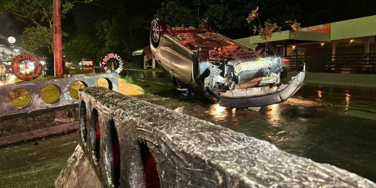 O acidente ocorreu durante a forte chuva desta quarta-feira. Foto: Reprodução