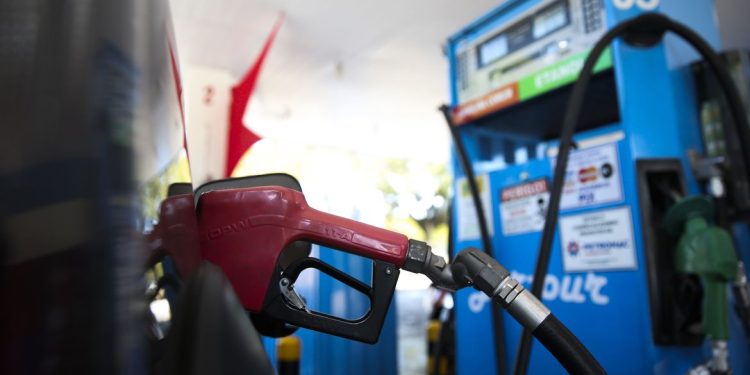 Esta é a 13ª redução nos preços da gasolina este ano para as distribuidoras. Foto: Agência Brasil - Reprodução