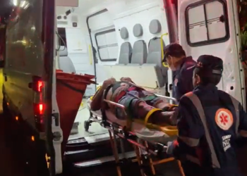 O homem foi levado de ambulância até um hospital da cidade. Foto: Reprodução