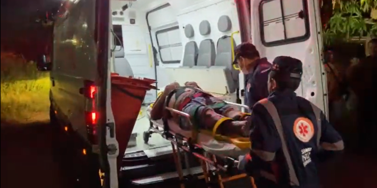 O homem foi levado de ambulância até um hospital da cidade. Foto: Reprodução