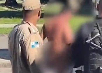 O homem gritava de cor e foi colocado numa maca. Foto: Reprodução