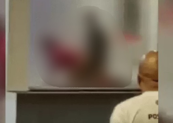 Os vidros estavam embaçados e a polícia foi chamada. Foto: Reprodução