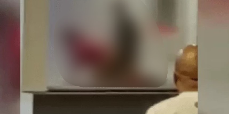 Os vidros estavam embaçados e a polícia foi chamada. Foto: Reprodução