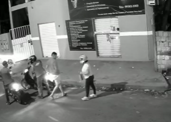 A dupla estava em outra moto quando abordou o casal. Foto: Reprodução