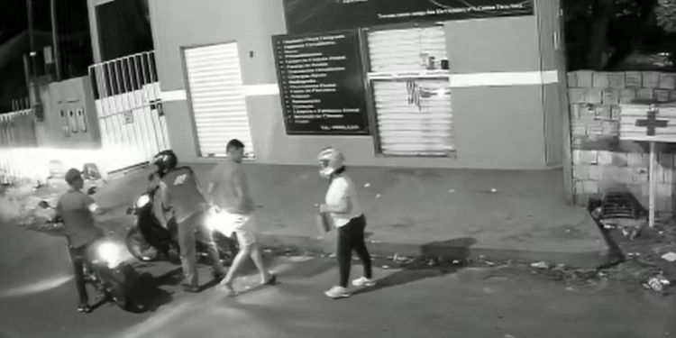 A dupla estava em outra moto quando abordou o casal. Foto: Reprodução