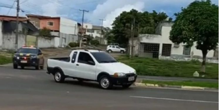 Após 20 minutos de perseguição ele foi preso e alegou que fugiu porque não estava em um carro adaptado  - Foto: Reprodução