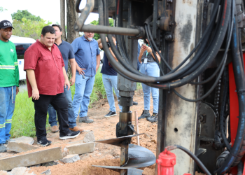 O serviço acontece na rua Barão do Rio Negro, que foi interditada ainda nesta manhã. Foto: Márcio Melo / Seminf