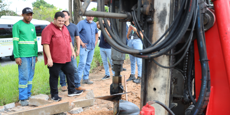 O serviço acontece na rua Barão do Rio Negro, que foi interditada ainda nesta manhã. Foto: Márcio Melo / Seminf
