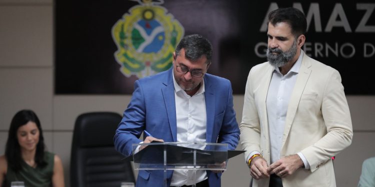 O governador Wilson Lima assinou o termo de adesão do Amazonas ao Pacto pela Governança da Água. Foto:  Alex Pazuello e Diego Peres / Secom