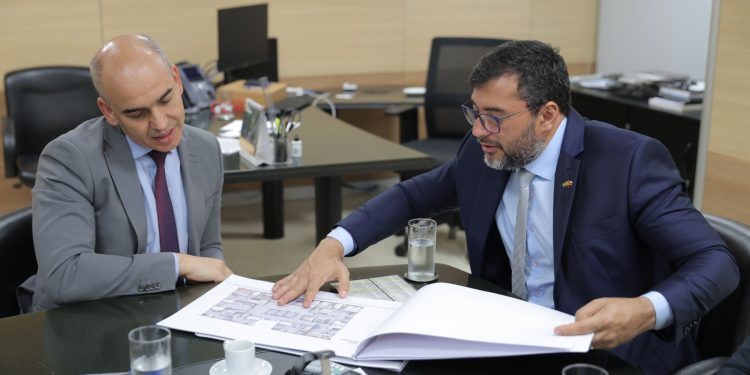 O governador Wilson Lima esteve, nesta quinta-feira (22), na Secretaria Nacional de Habitação (SNH), do Ministério do Desenvolvimento Regional, em Brasília. Foto: Diego Peres / Secom