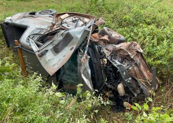 A picape ficou totalmente destruída. Foto: Reprodução