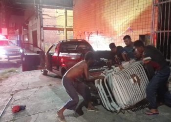 Os homens estavam tentando colocar o transformador numa carroceria. Foto: Divulgação/PM