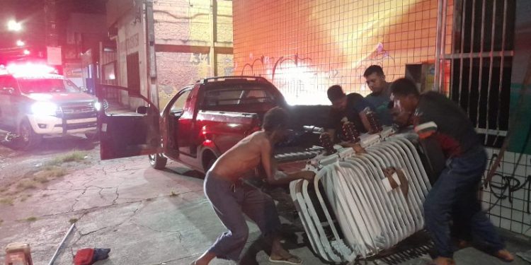 Os homens estavam tentando colocar o transformador numa carroceria. Foto: Divulgação/PM