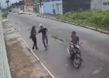 A mulher se recusa e joga a bolsa por cima do muro. Foto: Reprodução