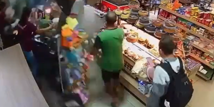 Por pouco os clientes não foram atingidos. Foto: Reprodução