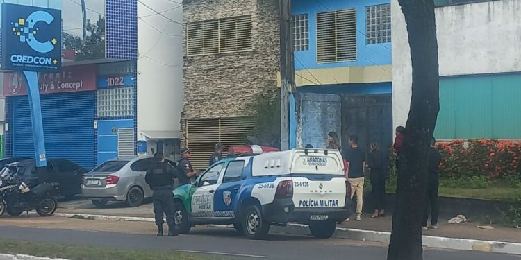 O trio foi levado ao 1º DIP, na Praça 14, Zona Sul de Manaus.  Foto: Reprodução