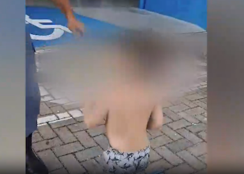 O menininho estava apenas de bermuda e sandália. Foto: Reprodução