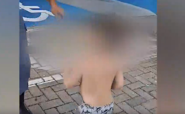 O menininho estava apenas de bermuda e sandália. Foto: Reprodução