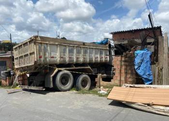 O adolescente dormia quando a casa foi atingida e destruída pela caçamba. Foto: Reprodução