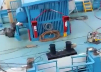 A Marinha de Guerra do Peru enviou duas lanchas de controle fluvial para monitorar a situação. Foto: Reprodução