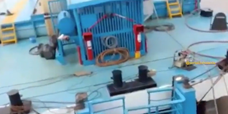 A Marinha de Guerra do Peru enviou duas lanchas de controle fluvial para monitorar a situação. Foto: Reprodução