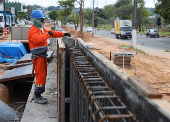 A equipe trabalha na perfuração de aproximadamente 600 estacas, destas, 401 foram executadas. Foto: Márcio Melo / Seminf