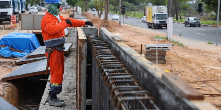 A equipe trabalha na perfuração de aproximadamente 600 estacas, destas, 401 foram executadas. Foto: Márcio Melo / Seminf