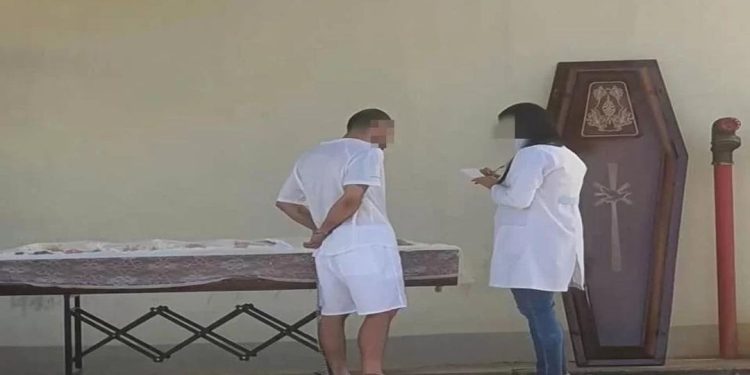 O detento aparece se despedindo da mãe. Foto: Reprodução