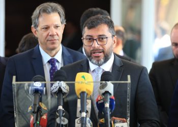 Governador Wilson Lima esteve em Brasília, acompanhado da bancada federal do estado, que contribuiu com a construção da proposta. FOTOS: Diego Peres / Secom