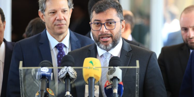 Governador Wilson Lima esteve em Brasília, acompanhado da bancada federal do estado, que contribuiu com a construção da proposta. FOTOS: Diego Peres / Secom