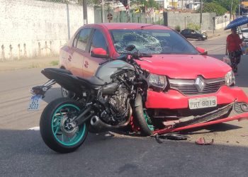 No local o idoso contou para a polícia que o motociclista invadiu a contramão no momento em que ele fazia um retorno; mas nas imagens é possível ver que ele foi quem causou o acidente. Fotos: Edila Chaves