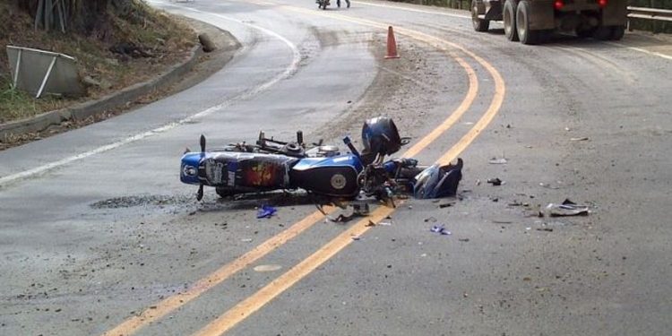 Os dois estavam numa moto quando perderam o controle. Foto: Reprodução