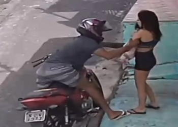 O homem puxa a mãe e pega o celular dela. Foto: Reprodução