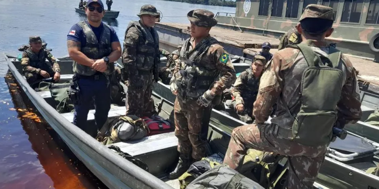 Os bombeiros realizam buscas. Foto: Reprodução