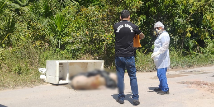 Quando a geladeira foi resgatada, logo avistaram um pé e perceberam que era um corpo. Foto: Divulgação