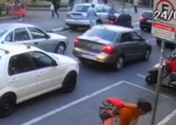 Uma família chegou a se jogar no chão. Foto: Reprodução