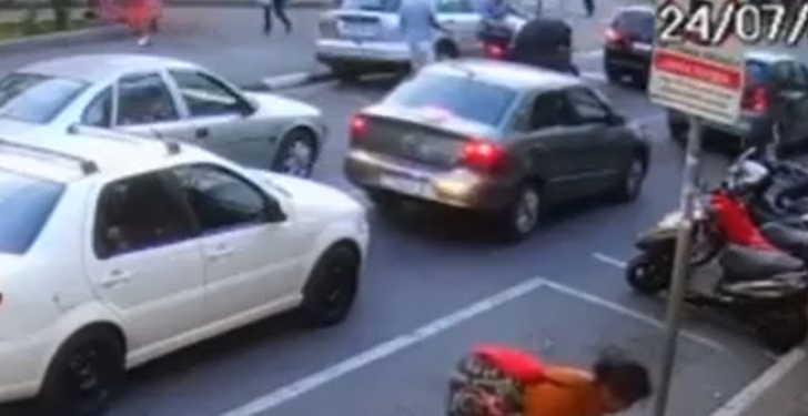 Uma família chegou a se jogar no chão. Foto: Reprodução