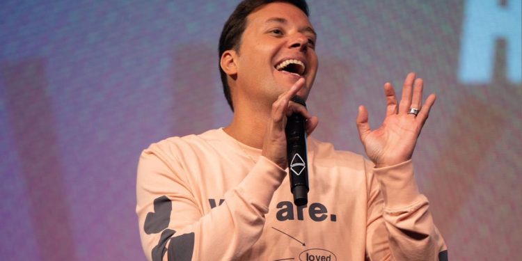 O pastor voltou a falar sobre a comunidade durante um culto. Foto: Reprodução