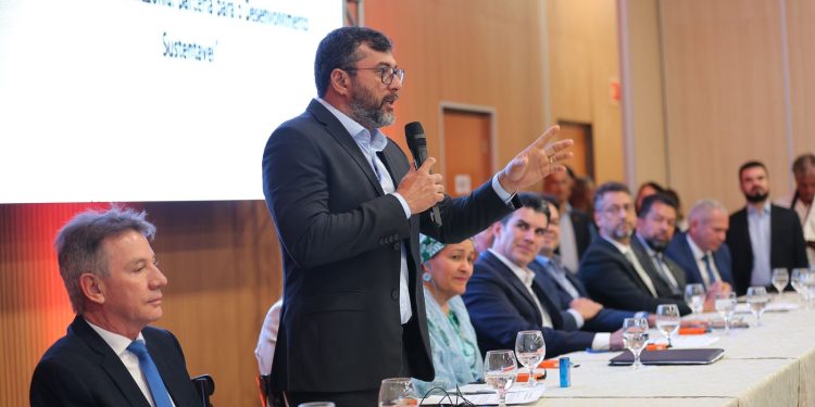 Wilson Lima voltou a defender um olhar diferenciado do Brasil e do mundo para “além da copa das árvores da Amazônia”. Foto: Diego Peres / Secom