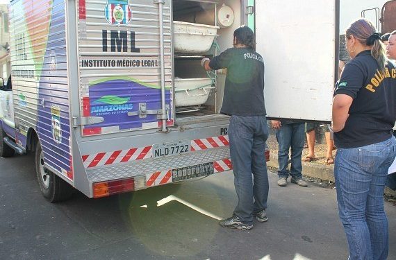 O homem não foi identificado e tinha um corte profundo no pescoço. Foto: Reprodução