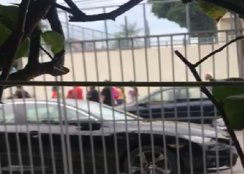 Um rapaz que estava escondido filma a correria. Foto: Reprodução