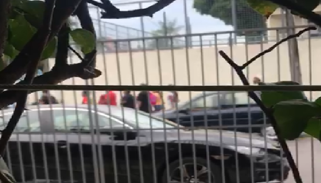 Um rapaz que estava escondido filma a correria. Foto: Reprodução