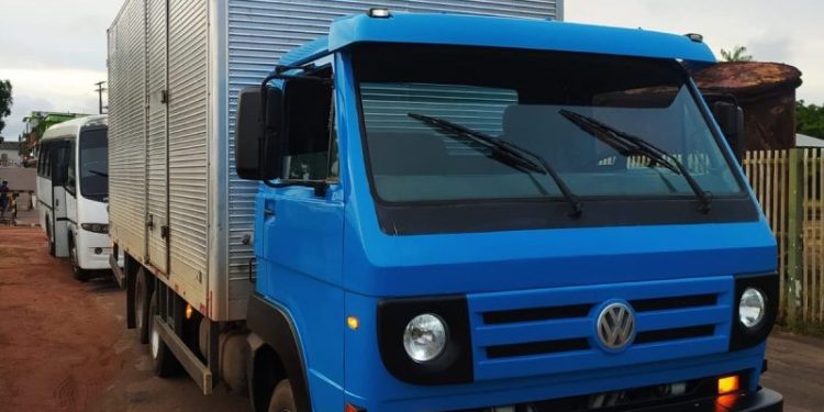 O caminhão tinha carga e foi roubado pela dupla. Foto: Divulgação