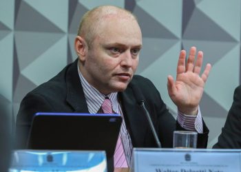 O hacker de Araraquara, Walter Delgatti durante depoimento na Comissão Parlamentar Mista de Inquérito dos Atos de 8 de Janeiro de 2023.
Foto: Lula Marques/Agência Brasil