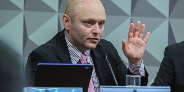 O hacker de Araraquara, Walter Delgatti durante depoimento na Comissão Parlamentar Mista de Inquérito dos Atos de 8 de Janeiro de 2023.
Foto: Lula Marques/Agência Brasil